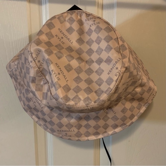 NWT Kendall + Kylie Checkered Adjustable Bucket Hat - Picture 1 of 4